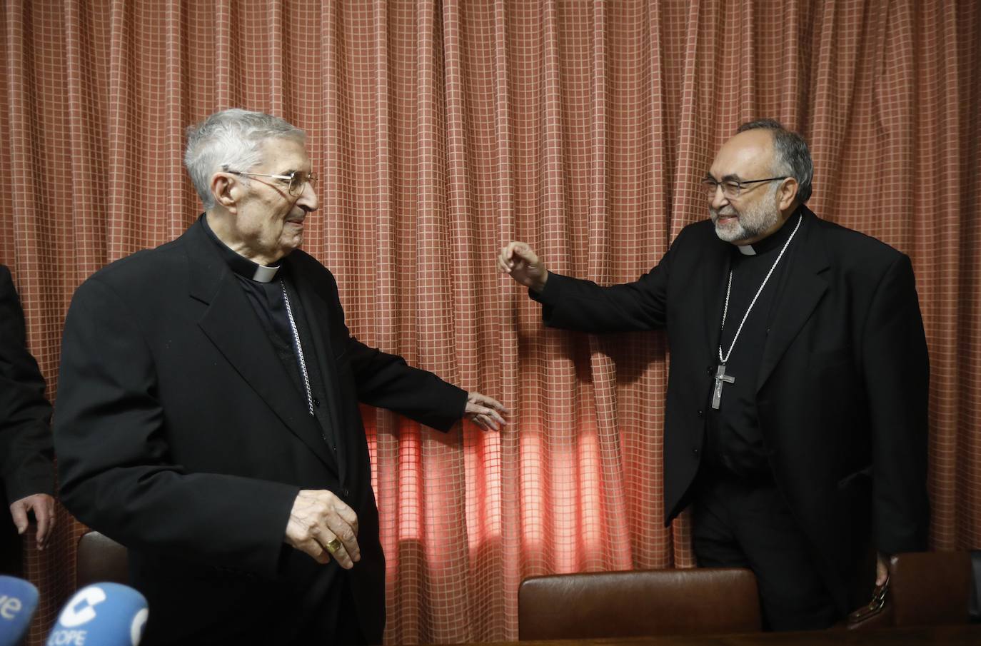 El arzobispo emérito de Oviedo, Gabino Díaz Merchán, acompañado del arzobispo Jesús Sanz Montes durante la presentación de su libro de memorias, 'Evangelizar en un mundo nuevo' (29/11/2017)