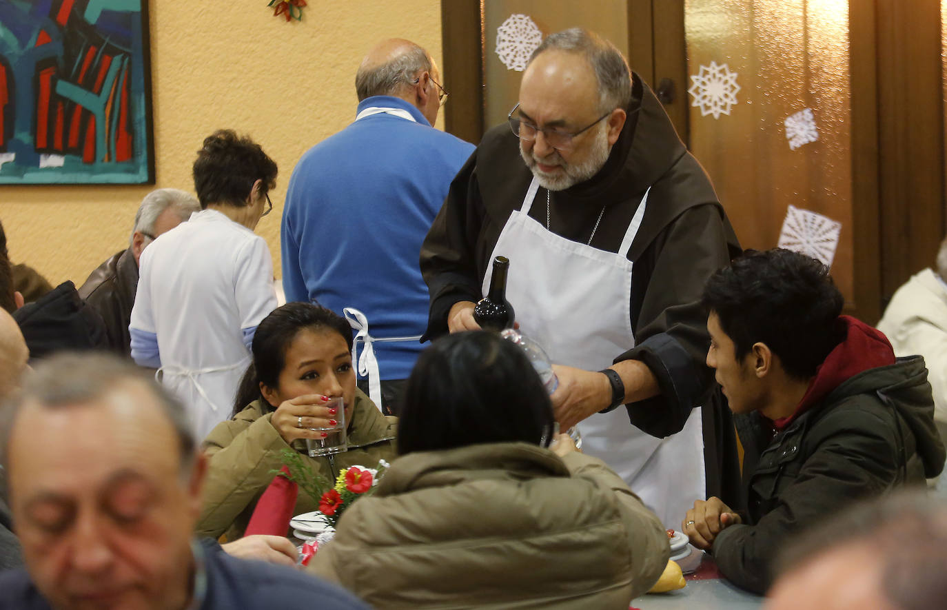 El arzobispo de Oviedo sirve las mesas en la comida de Navidad en la Cocina Económica de Oviedo (24/12/2018). 