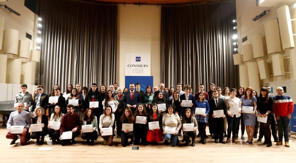 Casi medio centenae de estudiantes de Secundaria y Formación Profesional de Asturias recogieron este jueves los Premios al Alumnado que otorga el Principado. 
