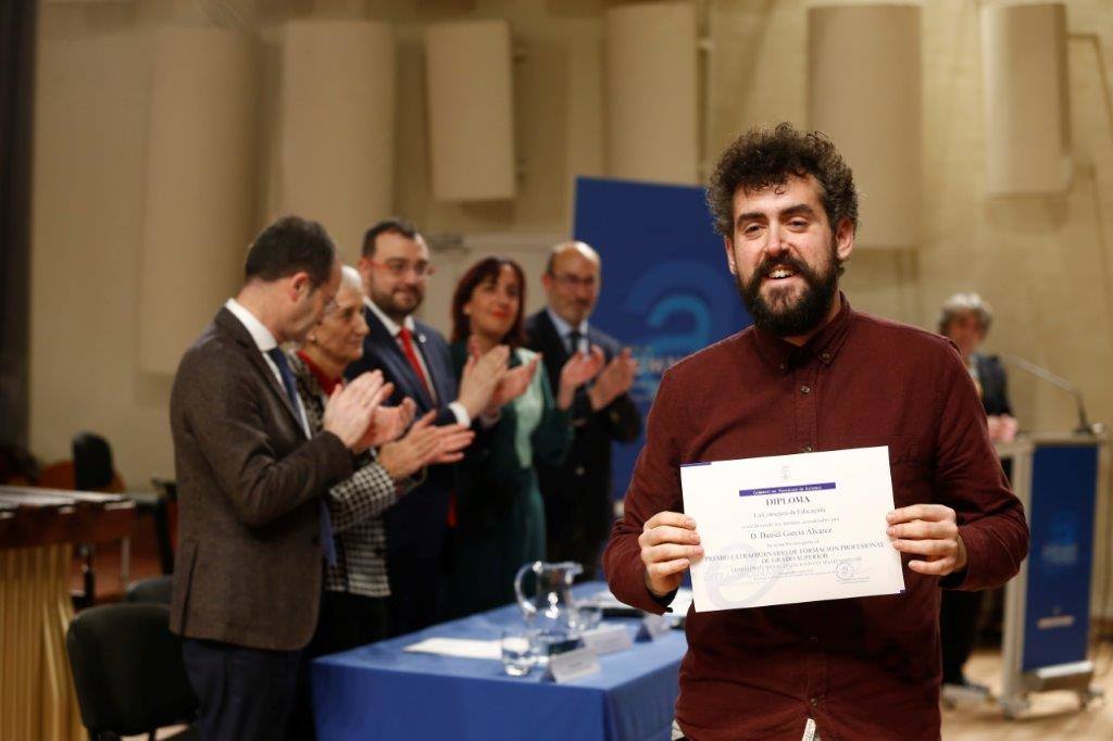 Casi medio centenae de estudiantes de Secundaria y Formación Profesional de Asturias recogieron este jueves los Premios al Alumnado que otorga el Principado. 