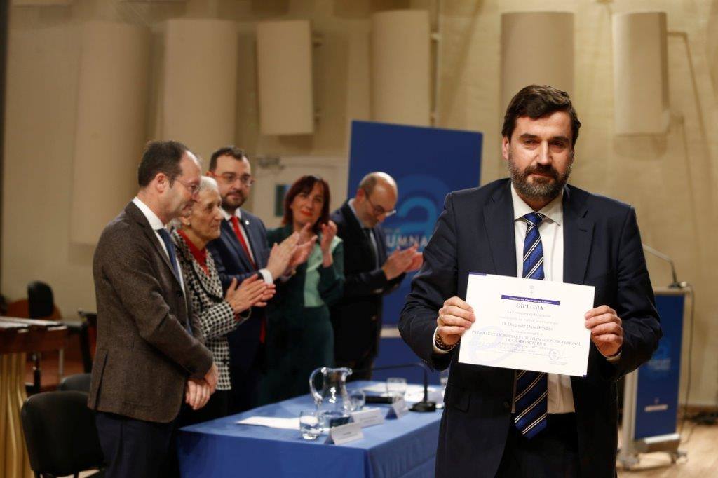 Casi medio centenae de estudiantes de Secundaria y Formación Profesional de Asturias recogieron este jueves los Premios al Alumnado que otorga el Principado. 