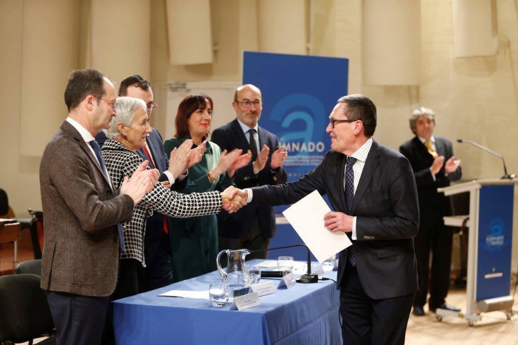 Casi medio centenae de estudiantes de Secundaria y Formación Profesional de Asturias recogieron este jueves los Premios al Alumnado que otorga el Principado. 