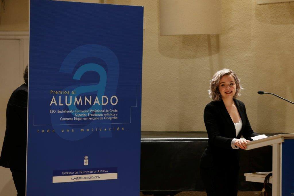 Casi medio centenae de estudiantes de Secundaria y Formación Profesional de Asturias recogieron este jueves los Premios al Alumnado que otorga el Principado. 