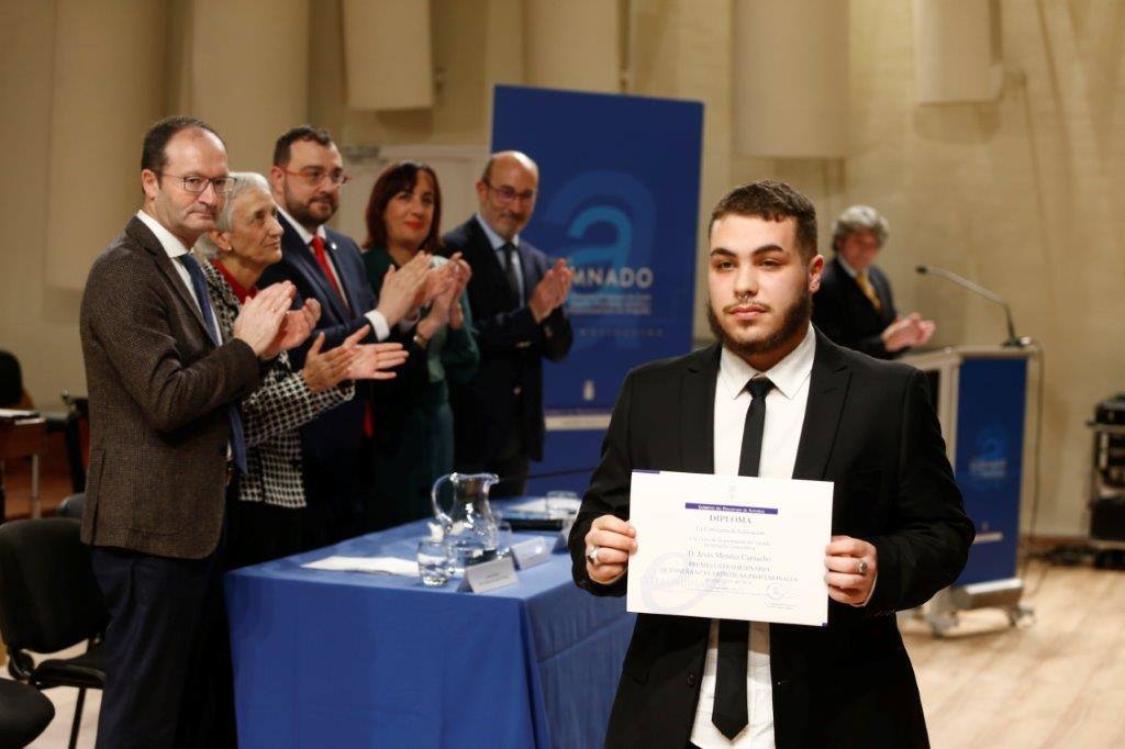 Casi medio centenae de estudiantes de Secundaria y Formación Profesional de Asturias recogieron este jueves los Premios al Alumnado que otorga el Principado. 