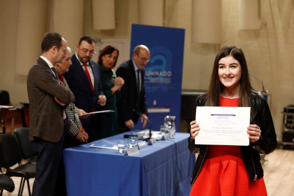 Casi medio centenae de estudiantes de Secundaria y Formación Profesional de Asturias recogieron este jueves los Premios al Alumnado que otorga el Principado. 