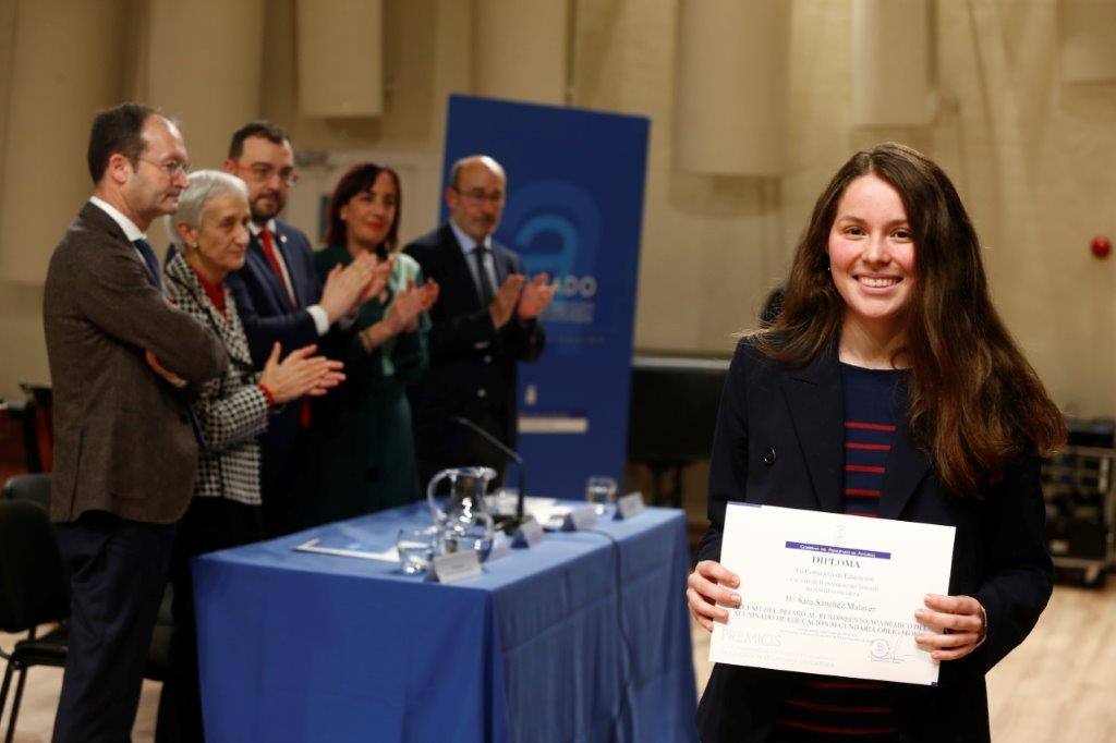 Casi medio centenae de estudiantes de Secundaria y Formación Profesional de Asturias recogieron este jueves los Premios al Alumnado que otorga el Principado. 