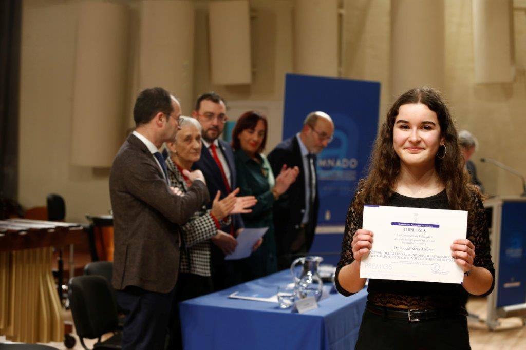 Casi medio centenae de estudiantes de Secundaria y Formación Profesional de Asturias recogieron este jueves los Premios al Alumnado que otorga el Principado. 