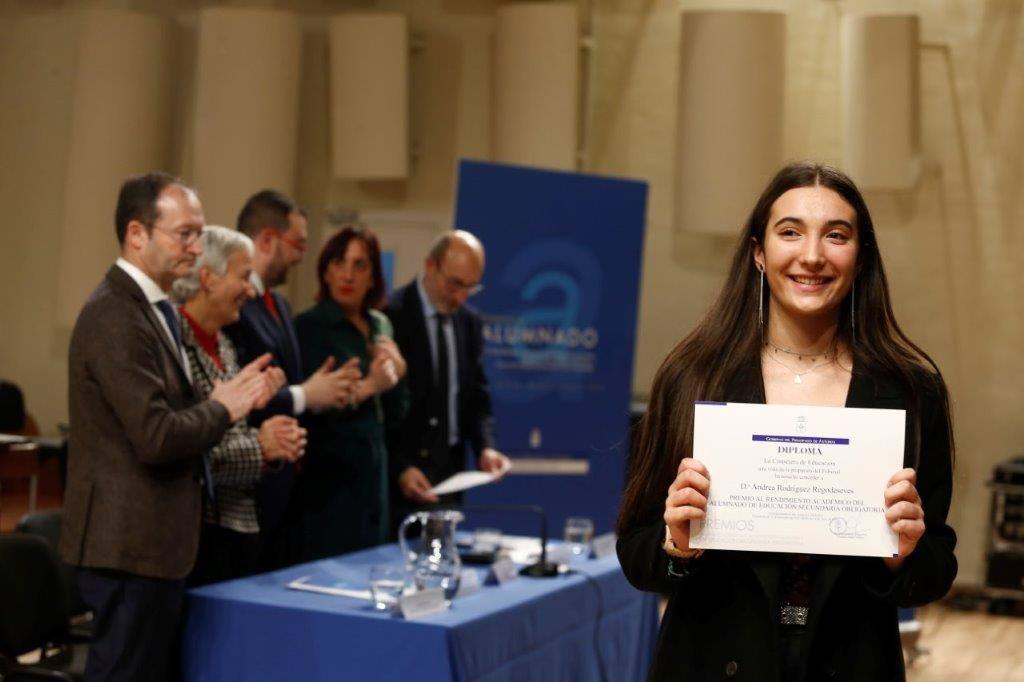 Casi medio centenae de estudiantes de Secundaria y Formación Profesional de Asturias recogieron este jueves los Premios al Alumnado que otorga el Principado. 