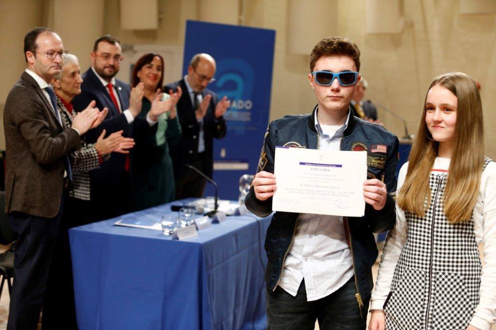 Casi medio centenae de estudiantes de Secundaria y Formación Profesional de Asturias recogieron este jueves los Premios al Alumnado que otorga el Principado. 