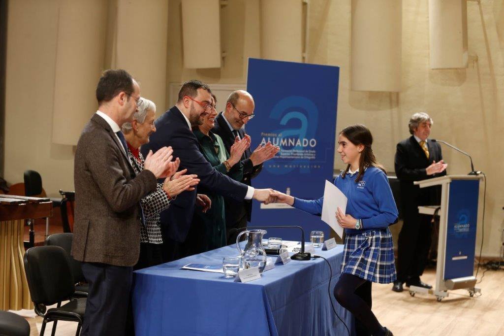 Casi medio centenae de estudiantes de Secundaria y Formación Profesional de Asturias recogieron este jueves los Premios al Alumnado que otorga el Principado. 
