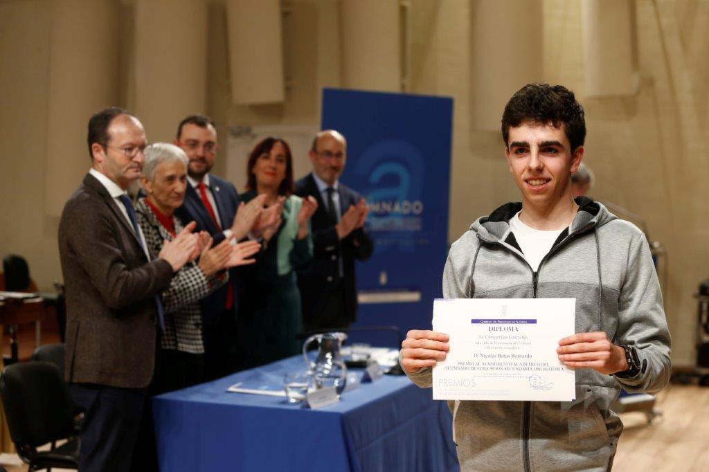 Casi medio centenae de estudiantes de Secundaria y Formación Profesional de Asturias recogieron este jueves los Premios al Alumnado que otorga el Principado. 