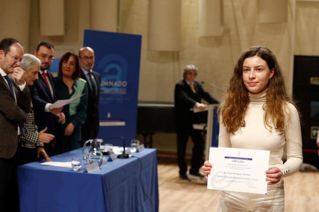 Casi medio centenae de estudiantes de Secundaria y Formación Profesional de Asturias recogieron este jueves los Premios al Alumnado que otorga el Principado. 