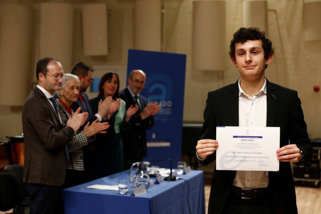 Casi medio centenae de estudiantes de Secundaria y Formación Profesional de Asturias recogieron este jueves los Premios al Alumnado que otorga el Principado. 