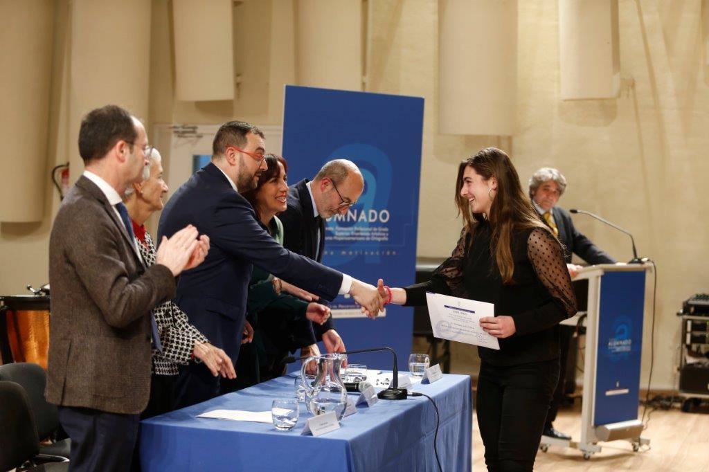 Casi medio centenae de estudiantes de Secundaria y Formación Profesional de Asturias recogieron este jueves los Premios al Alumnado que otorga el Principado. 