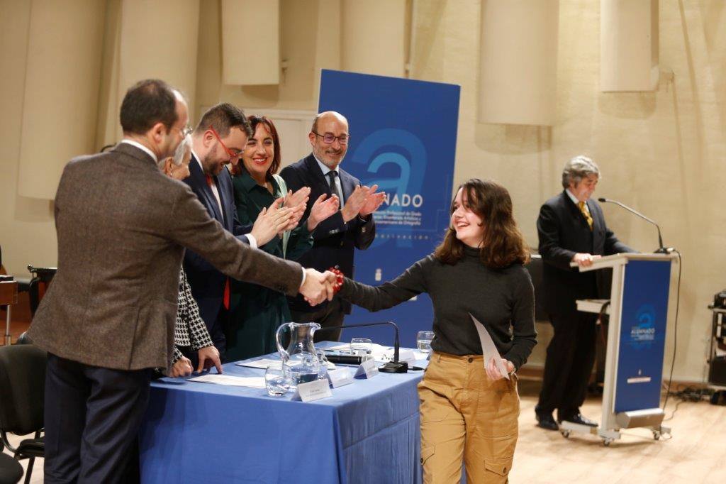 Casi medio centenae de estudiantes de Secundaria y Formación Profesional de Asturias recogieron este jueves los Premios al Alumnado que otorga el Principado. 