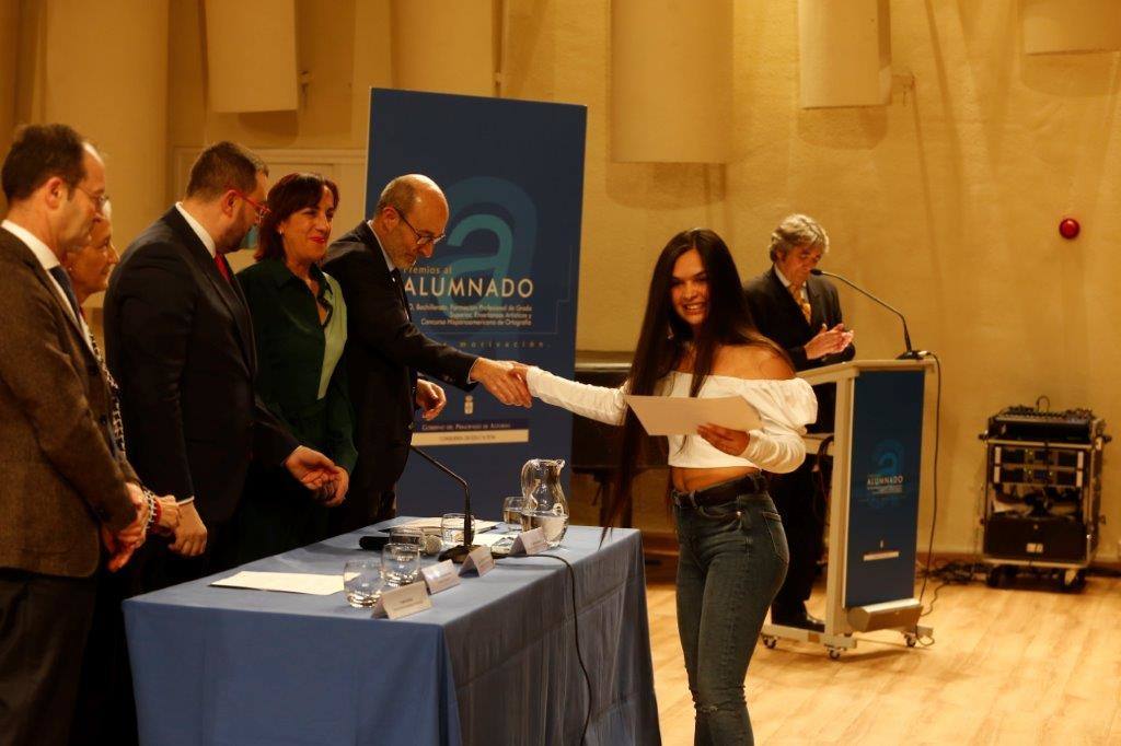 Casi medio centenae de estudiantes de Secundaria y Formación Profesional de Asturias recogieron este jueves los Premios al Alumnado que otorga el Principado. 