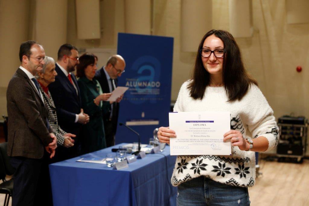 Casi medio centenae de estudiantes de Secundaria y Formación Profesional de Asturias recogieron este jueves los Premios al Alumnado que otorga el Principado. 