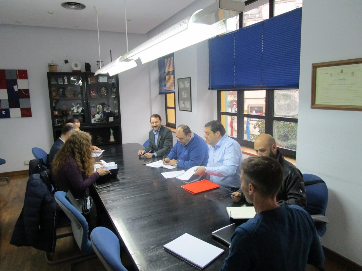 Representantes de Hunosa y de la Corporación de San Martín del Rey Aurelio, durante la reunión. 