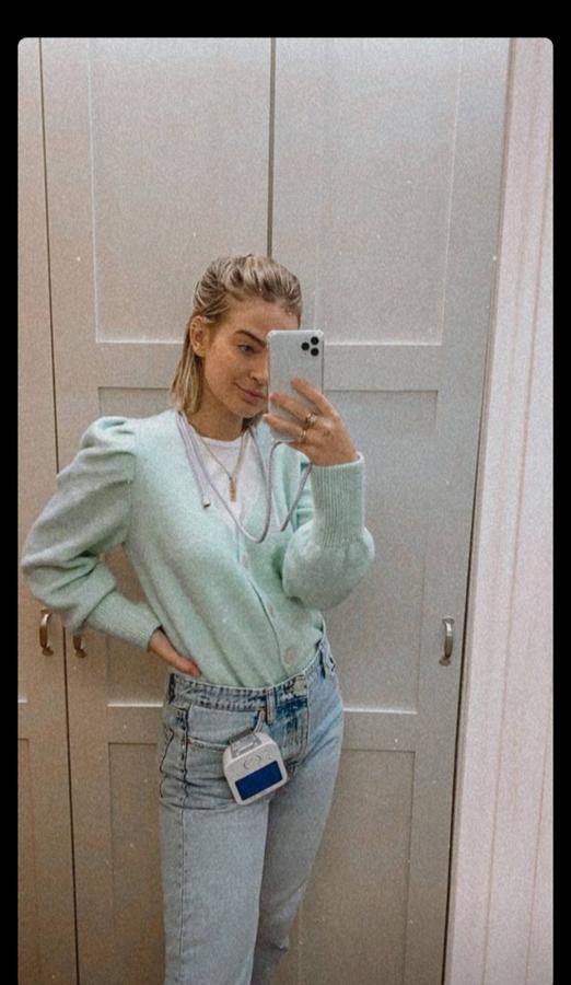 Las chaquetas de punto serán una de las prendas estrella este invierno, y, no solo porque ya están presentes en la mayoría de firmas, sino porque las prescriptoras de moda han apostado por ellas esta temporada y las han convertido en las nuevas sudaderas. ¿La clave para lucirlas con estilo? Llevarlas abotonadas y por dentro del pantalón. Estos looks inspiradores son evidencia de ello. ¿Cuál es tu favorito?