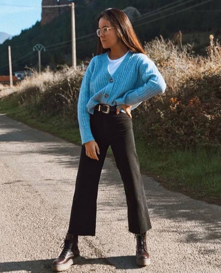 Las chaquetas de punto serán una de las prendas estrella este invierno, y, no solo porque ya están presentes en la mayoría de firmas, sino porque las prescriptoras de moda han apostado por ellas esta temporada y las han convertido en las nuevas sudaderas. ¿La clave para lucirlas con estilo? Llevarlas abotonadas y por dentro del pantalón. Estos looks inspiradores son evidencia de ello. ¿Cuál es tu favorito?