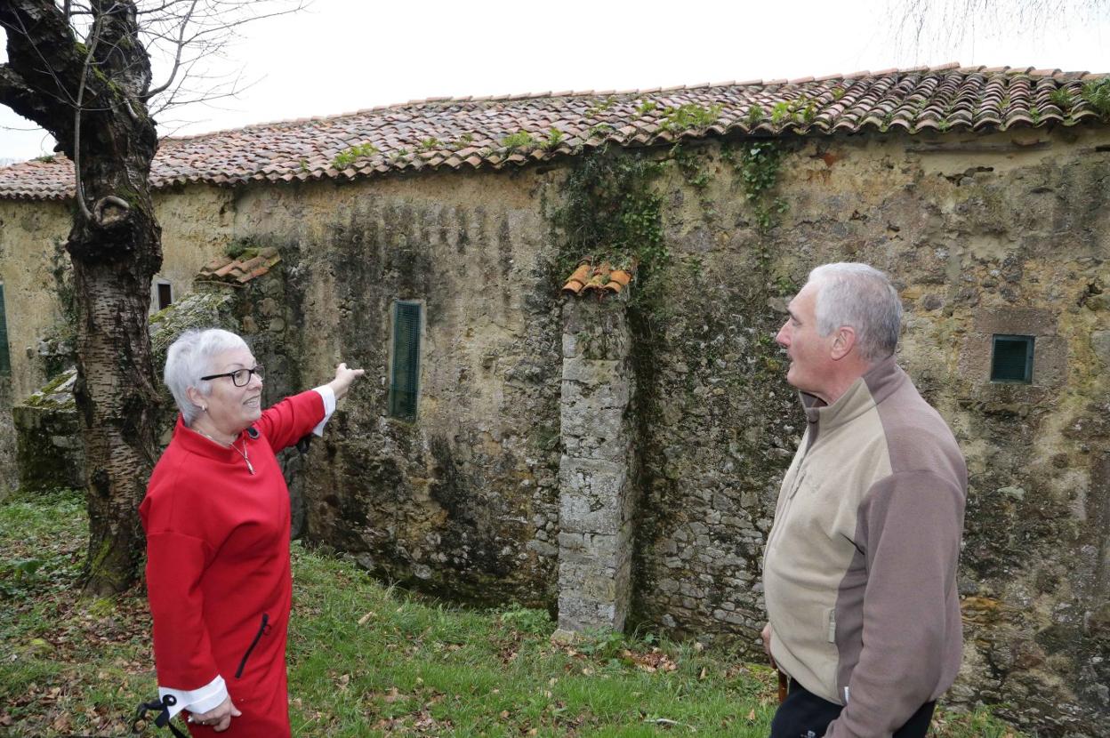 Marina Laso señala a la cubierta y las paredes del templo, por las que se cuela el agua. 