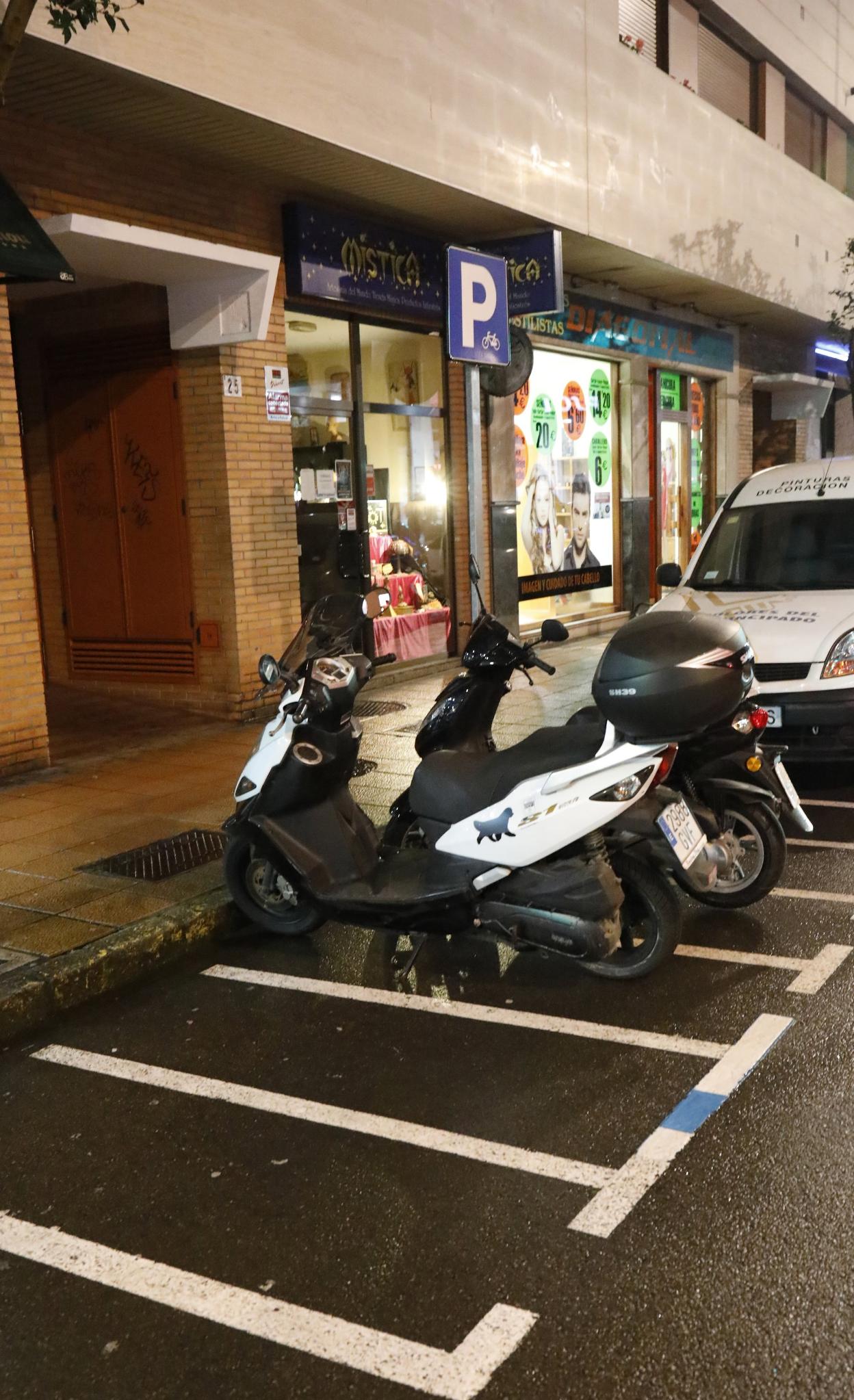 Motos en las plazas para bicicletas. 