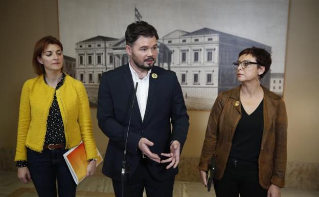 Rufián, acompañado de las diputadas Carolina Telechea y Montse Bassa. 