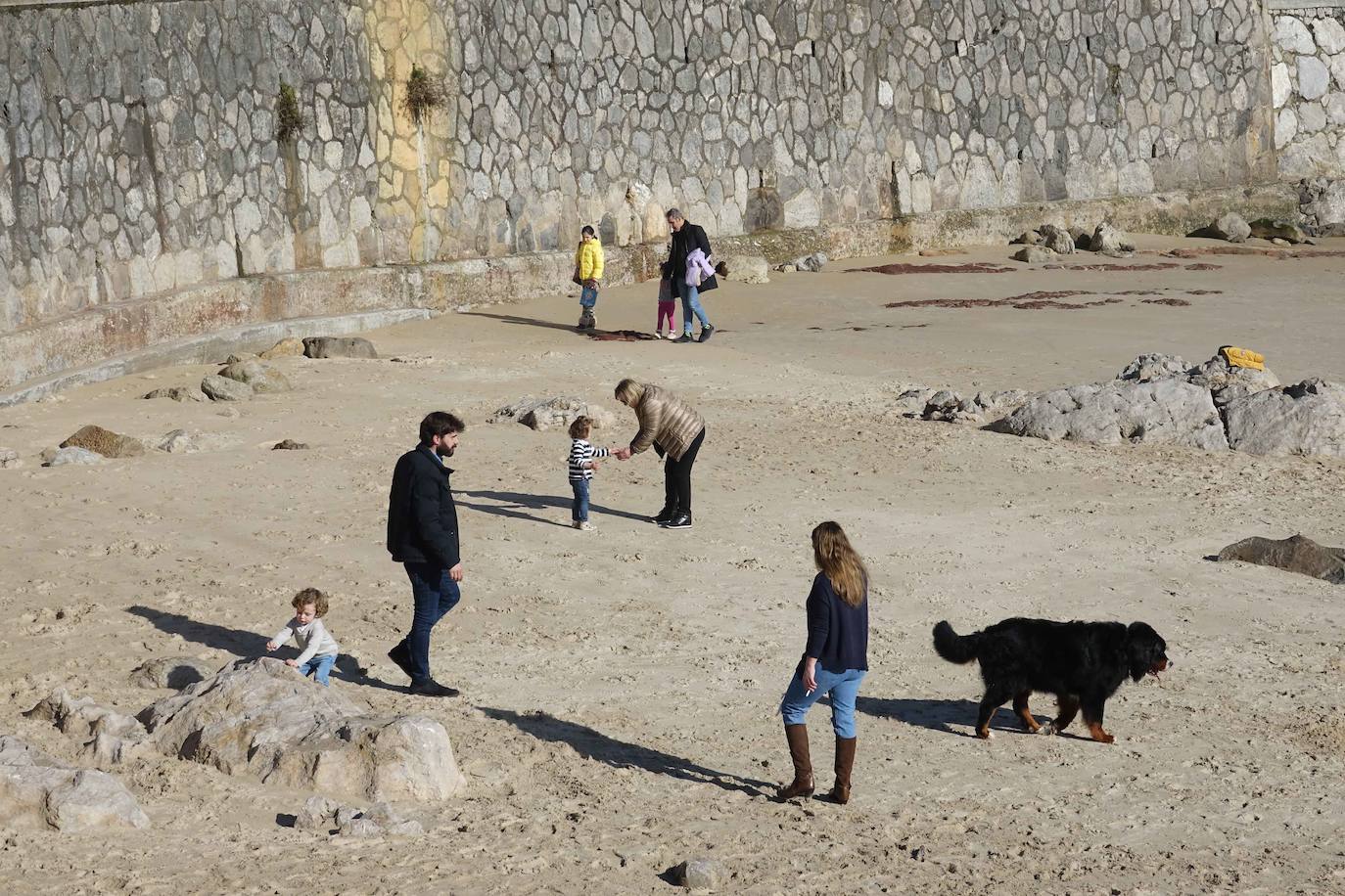 Un anticiclón sobre el norte de África es el responsable de este 'veranillo' que durará hasta el martes, según confirma la Aemet