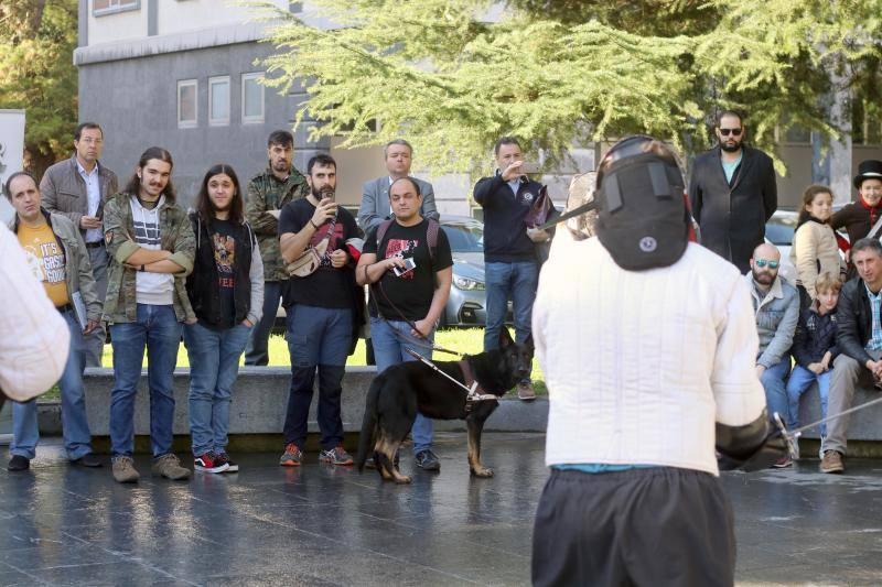 Oviedo acogió este sábado una exhibición de esgrima antigua que sirvió como clausura a la exposición de uniformes militares de la Delegación de Defensa