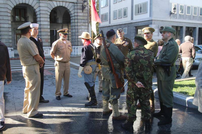 Oviedo acogió este sábado una exhibición de esgrima antigua que sirvió como clausura a la exposición de uniformes militares de la Delegación de Defensa