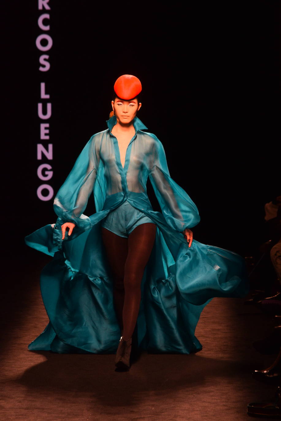 El diseñador asturiano expuso este sábado sus últimos trabajos en la pasarela de la Fashion Week Madrid, en donde predominaron sobre todo las sedas y terciopelos. 