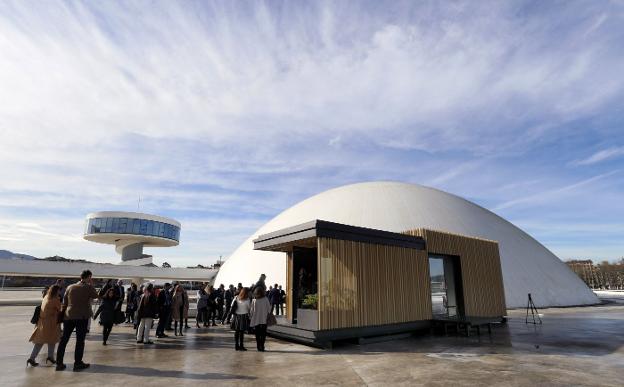 Los asistentes a la presentación oficial de la Room 2030 visitan el módulo experimental, instalado junto a la Cúpula del Centro Niemeyer. 