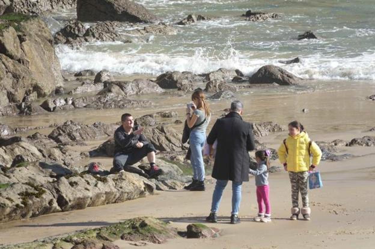 Las altas temperaturas permiten disfrutar de los arenales asturianos