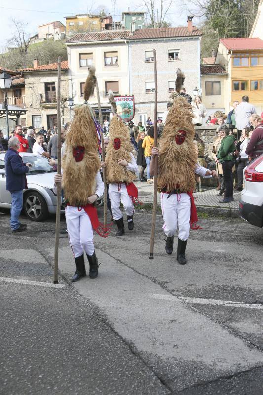 Esta fiesta fue una ocasión especial para reivindicar la asturiania y denunciar la situación de la región a través del humor 