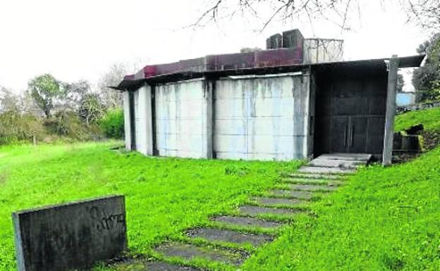 Aula didáctica de Peña Tú. Tras una inversión superior al millón de euros, el equipamiento ubicado en la localidad de Vidiago (Llanes), permaneció en funcionamiento apenas ocho años, a medio gas parte de los mismos. Ahora, lleva cinco años cerrado.