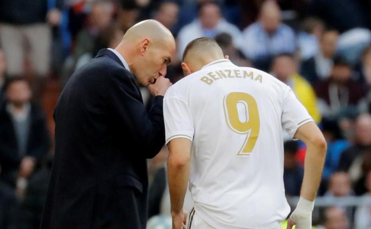 Zidane habla con Benzema durante el derbi. 