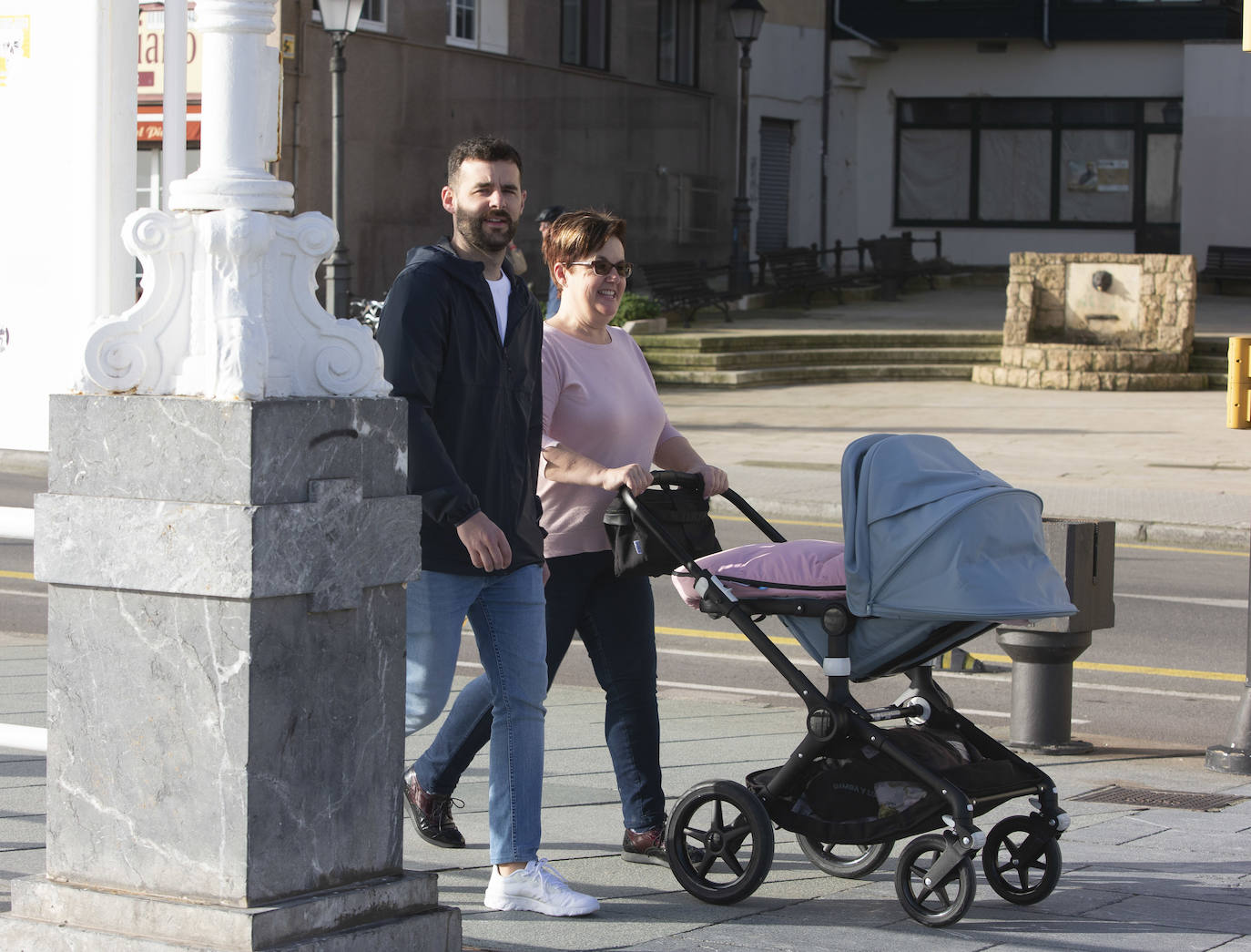 Los asturianos han disfrutado de unos días con temperaturas poco habituales en esta época del año, aunque los termómetros comenzarán a descender a partir del martes. 