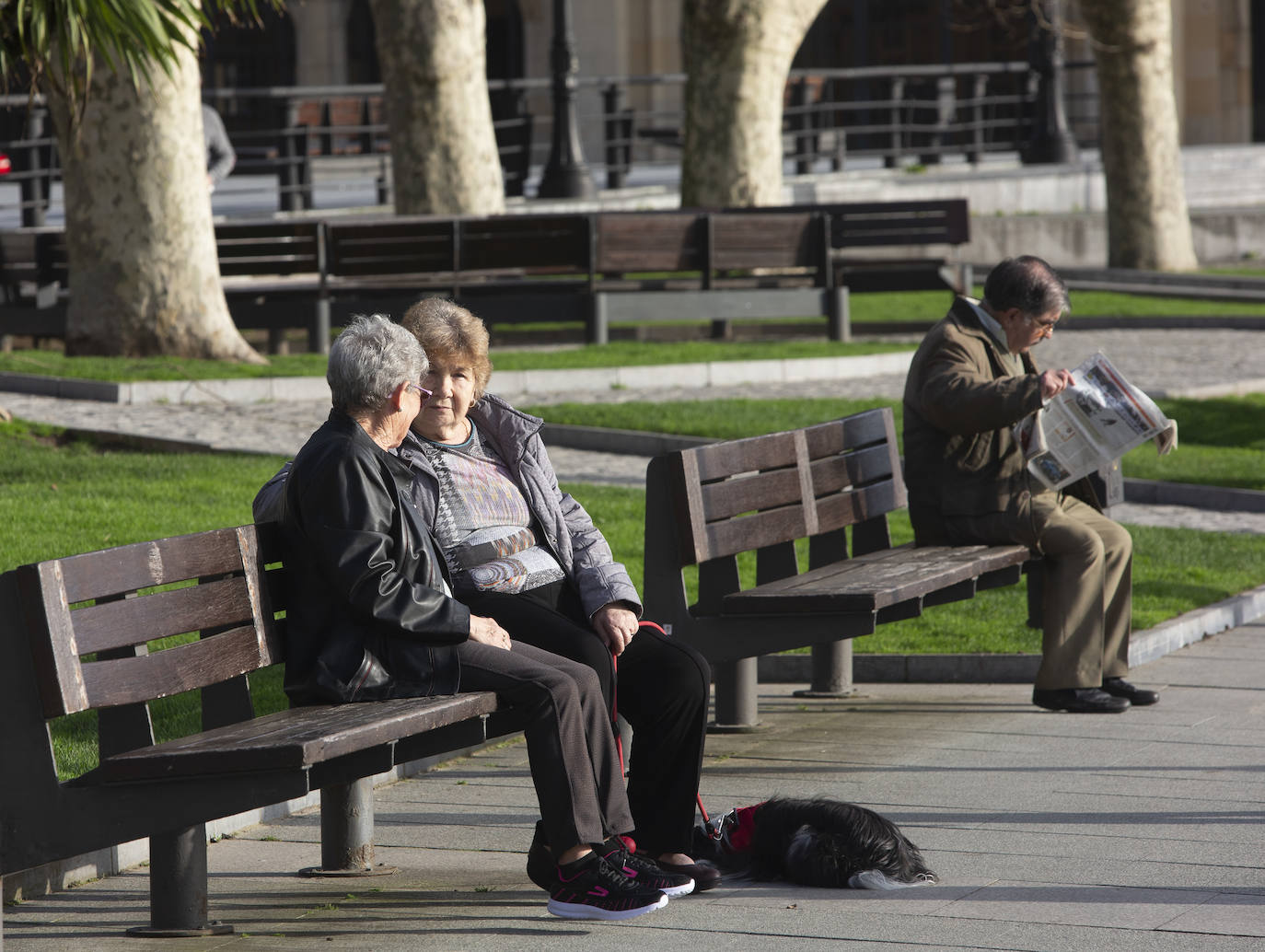 Los asturianos han disfrutado de unos días con temperaturas poco habituales en esta época del año, aunque los termómetros comenzarán a descender a partir del martes. 