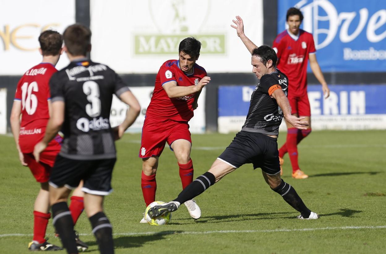 Piniella, capitán del Lealtad, trata de cortar un avance de Luis Gutiérrez. 