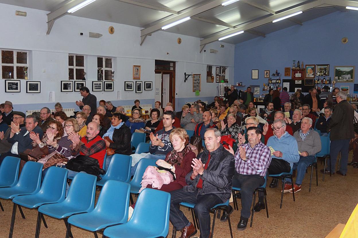El público llenó el centro social de la asociación San Luis en La Nueva. 