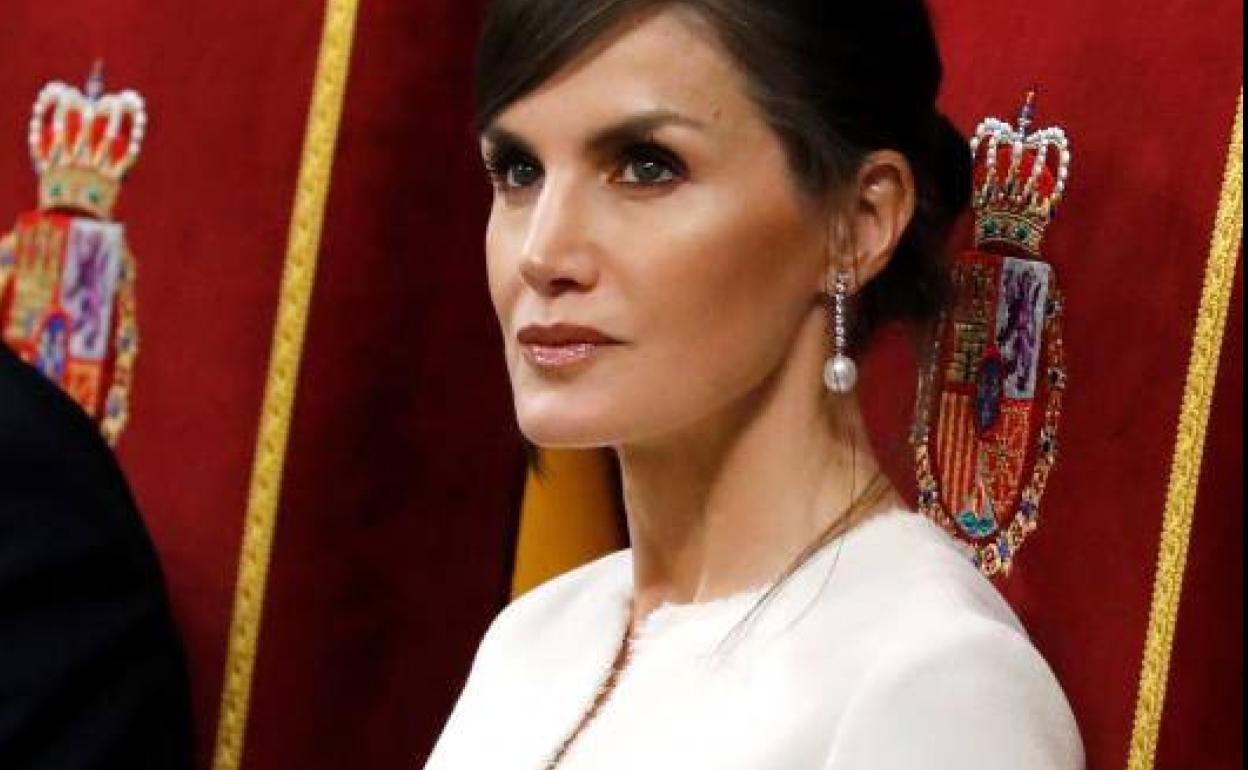 Letizia deslumbra en el Congreso con un impecable vestido blanco