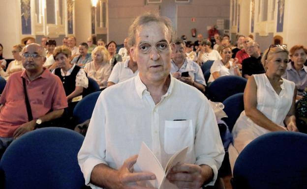 Miguel Mingotes, durante la presentación de uno de sus libros. :: j. c. tuero