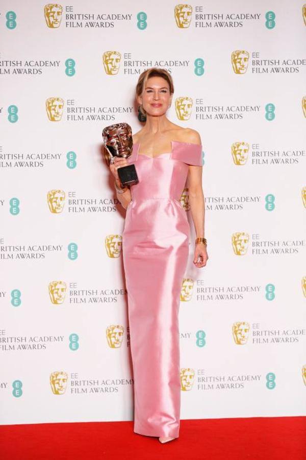 Renee Zellweger: La actriz escogió este vestido largo en color rosa pastel satinado y firmado por Prada.