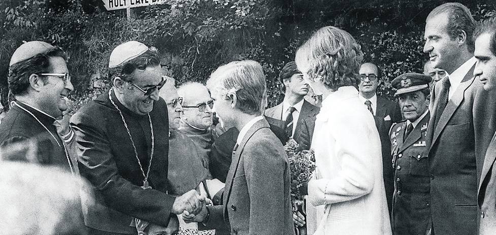 En Covadonga. Gabino Díaz Merchán y José Sánchez, con la Familia Real. :: matilla