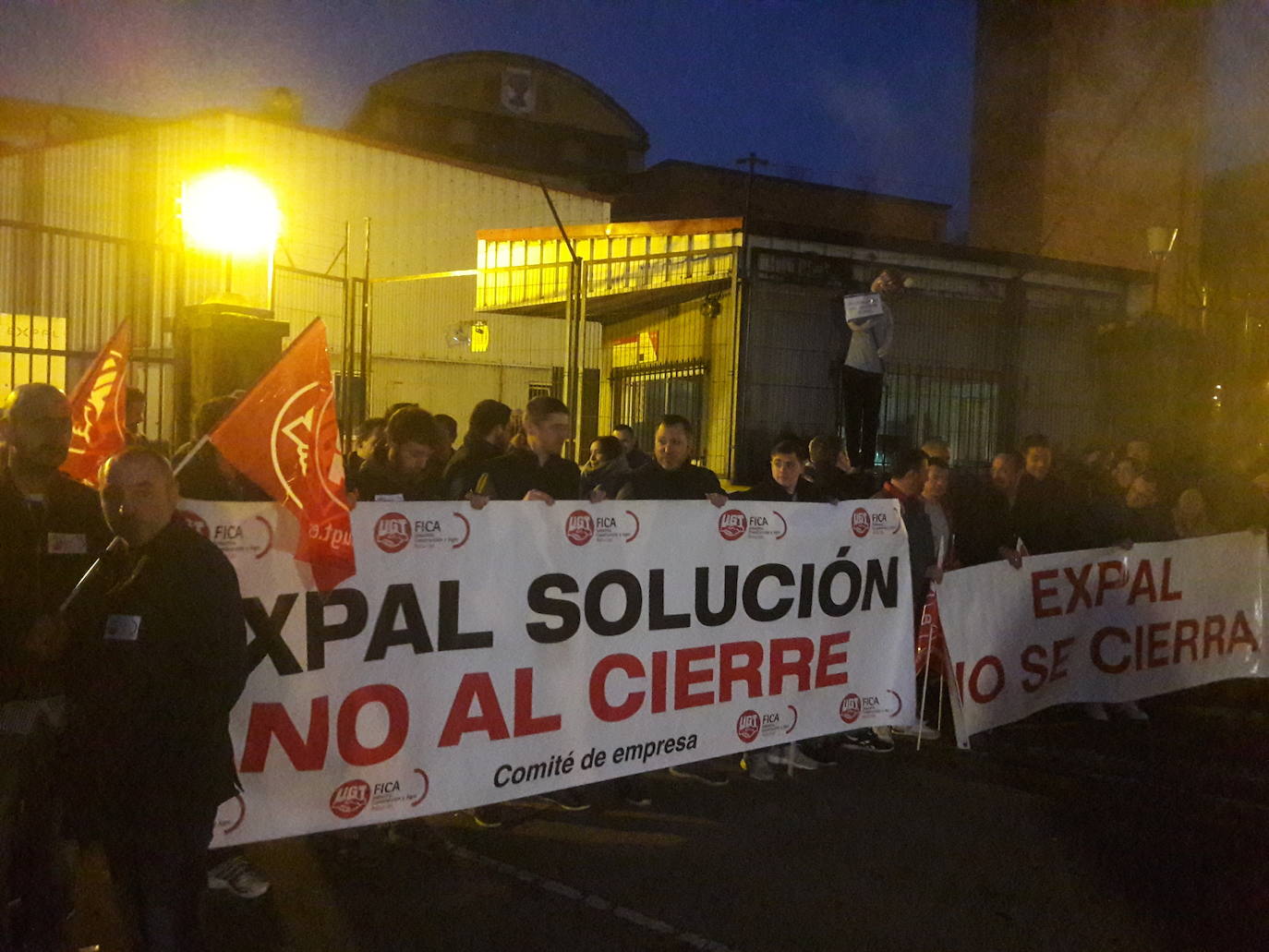 Trabajadores de Expal se han concentrado ante la fábrica de Trubia en rechazo del ERE que afectará a 52 trabajadores y que supondrá el cierre de la planta.