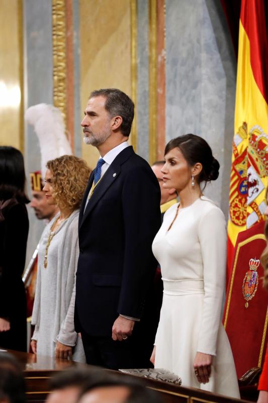 El rey Felipe VI, doña Letizia y sus hijas, la princesa Leonor y la Infanta Sofía, han presidido en el Congreso el acto oficial de inicio de la XIV Legislatura.