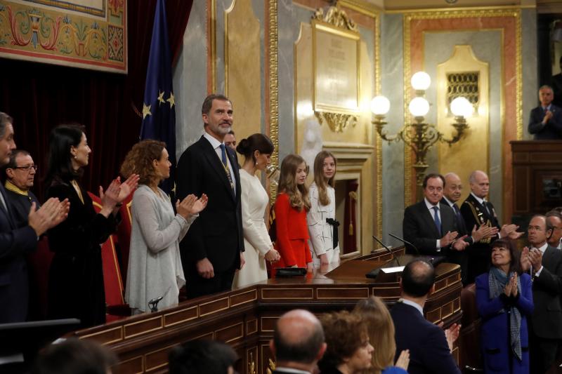 El rey Felipe VI, doña Letizia y sus hijas, la princesa Leonor y la Infanta Sofía, han presidido en el Congreso el acto oficial de inicio de la XIV Legislatura.