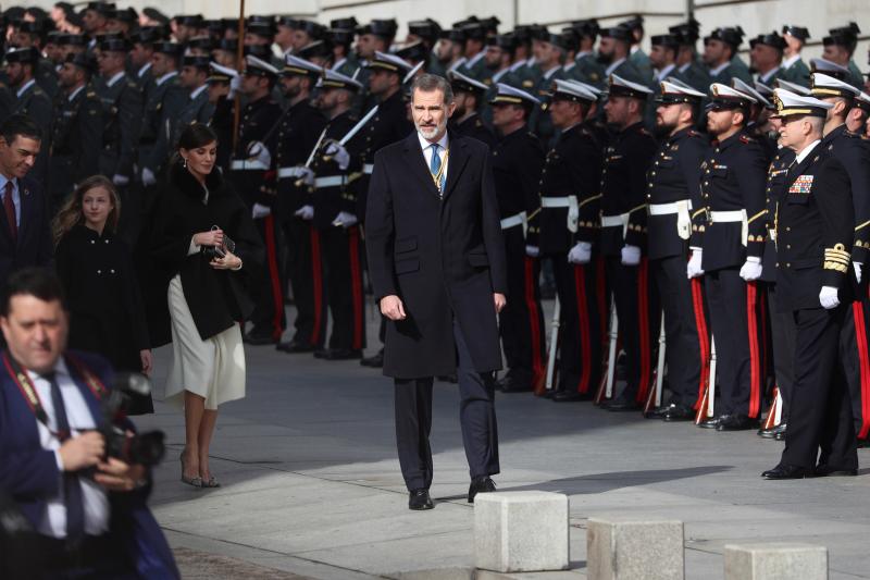 El rey Felipe VI, doña Letizia y sus hijas, la princesa Leonor y la Infanta Sofía, han presidido en el Congreso el acto oficial de inicio de la XIV Legislatura.