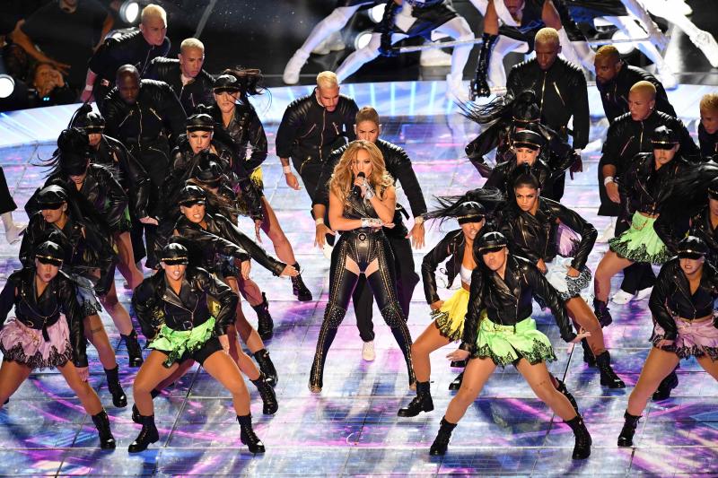 Jennifer López y Shakira han protagonizado el intermedio musical de la Super Bowl y han puesto a bailar al Hard Rock Stadium con un ritmo frenético y lleno de sensualidad.