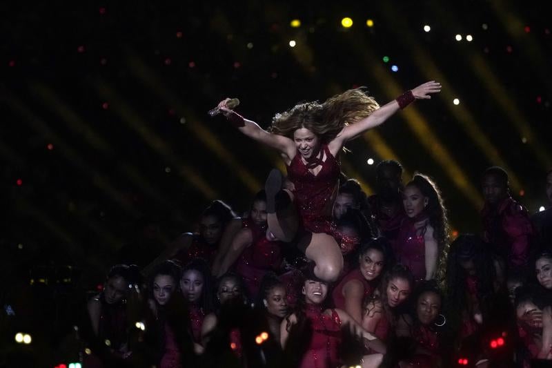 Jennifer López y Shakira han protagonizado el intermedio musical de la Super Bowl y han puesto a bailar al Hard Rock Stadium con un ritmo frenético y lleno de sensualidad.